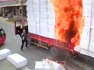 Lastwagenfahrer in Panik: Styroporblöcke auf Lkw fangen Feuer