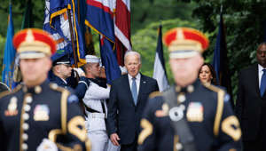 Estados Unidos. Joe Biden tropeça e cai em cerimónia de entrega de diplomas