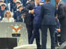 Biden sufre una aparatosa caída durante un acto militar en Colorado