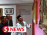 Prime Minister Datuk Seri Anwar Ibrahim on Friday (June 2) appealed to conglomerates to support the development of the country’s arts scene, among others. He made the plea at the launch of the “Orientalist Paintings: Mirror or Mirage?” exhibition at the Islamic Arts Museum Malaysia in Kuala Lumpur.Read more at https://rb.gy/uysxrWATCH MORE: https://thestartv.com/c/newsSUBSCRIBE: https://cutt.ly/TheStarLIKE: https://fb.com/TheStarOnline