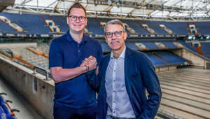 Bei der Vorstellung des neuen Sportdirektors André Hechelmann äußerte sich Vorstand Peter Knäbel zu den Beweggründen. Dabei skizzierte er die Entscheidungsfindung nach und attestierte dem 38-Jährigen Mut, Fantasie und Ruhe.