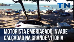 O condutor, de 68 anos, invadiu a contramão e parou na areia da Praia da Costa, no município de Vila Velha.Mais informações em http://www.tribunaonline.com.brAssine A Tribuna Digital: http://assinante.tribunaonline.com.br/checkout/9/signup