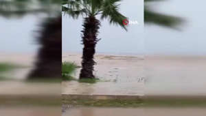 Antalya'da Şiddetli Yağmur Hayatı Felç Etti