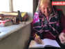68 yaşındaki kadın, cep telefonuyla üniversite derslerini takip ediyor