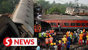 The death toll from the collision of two Indian passenger trains in Odisha, India on Friday (June 2) has surged to 288 people and injuring close to 900 people. The state has declared Saturday a day of state mourning as a mark of respect to the victims.Read more at http://rb.gy/j1wglWATCH MORE: https://thestartv.com/c/newsSUBSCRIBE: https://cutt.ly/TheStarLIKE: https://fb.com/TheStarOnline