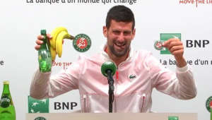 Journalisten überraschen Djokovic mit Bananen