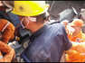 Los equipos de rescate trabajan sin descanso para sacar a los heridos más graves de los convoyes destrozados