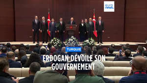 Le président turc Recep Tayyip Erdogan a présenté samedi soir un nouveau gouvernement presque entièrement rénové, notamment aux Affaires étrangères et à la Défense et à l'économie.