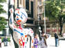 Humanos gigantes de acero inoxidable levantan las manos en el centro de Albacete para "reafirmarse como individuos". Se trata de 16 esculturas de unos cuatro metros y medio de altura que componen un museo al aire libre en plena almendra central de la capital y que forman parte de 'Solitud', la exposición doble del artista albaceteño Santi Flores.
