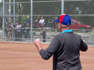 Denis McSween a effectué quelques lancers lors de l'inauguration du Stade de baseball nommé en son honneur.