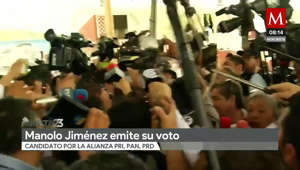 El candidato emitió su voto en la casilla electoral instalada en la escuela Primaria Hermiro Jiménez en compañía de su esposa e hijos.