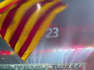 Graeme Souness, 1996 yılındaki derbide diktiği Galatasaray bayrağıyla tüm stadyumu gezdi. ...daha fazlası için http://www.sporx.com/tv/