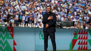 Sérgio Conceição parou no relvado para cantar o Hino quando ia para o banco do FC Porto