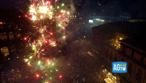 Napoli, tifosi a piazza del Plebiscito: la festa scudetto (con i fuochi d'artificio) vista dal drone