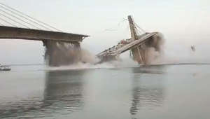 Enorm bro under konstruktion kollapsar i Indien