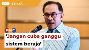 Perdana Menteri Anwar Ibrahim berkata kerajaan tidak akan bertolak ansur dengan mana-mana pihak yang cuba mengganggu gugat sistem beraja.Laporan Lanjut: https://www.freemalaysiatoday.com/category/bahasa/tempatan/2023/06/05/tiada-tolak-ansur-pihak-cuba-ganggu-sistem-beraja-kata-anwar/Free Malaysia Today is an independent, bi-lingual news portal with a focus on Malaysian current affairs. Subscribe to our channel - http://bit.ly/2Qo08ry ------------------------------------------------------------------------------------------------------------------------------------------------------Check us out at https://www.freemalaysiatoday.comFollow FMT on Facebook: http://bit.ly/2Rn6xEVFollow FMT on Dailymotion: https://bit.ly/2WGITHMFollow FMT on Twitter: http://bit.ly/2OCwH8a Follow FMT on Instagram: https://bit.ly/2OKJbc6Follow FMT on TikTok : https://bit.ly/3cpbWKKFollow FMT Telegram - https://bit.ly/2VUfOrvFollow FMT LinkedIn - https://bit.ly/3B1e8lNFollow FMT Lifestyle on Instagram: https://bit.ly/39dBDbe------------------------------------------------------------------------------------------------------------------------------------------------------Download FMT News App:Google Play – http://bit.ly/2YSuV46App Store – https://apple.co/2HNH7gZHuawei AppGallery - https://bit.ly/2D2OpNP#FMTNews #AnwarIbrahim #SistemBeraja #Kerajaan #YDPA #HariKeputeraan2023