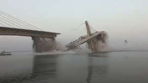 Noch im Bau: Brücke über dem Ganges stürzt spektakulär ein