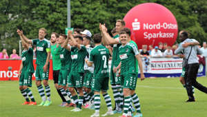 Nach Meisterschaft und Aufstieg in die 3. Liga tritt der VfB Lübeck noch einmal im Landespokalfinale bei Weiche Flensburg an. In einer spannenden Partie setzt sich der Favorit mit zwei späten Toren mit 2:1 durch und macht die Double-Saison perfekt.