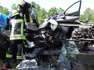 Lebensbedrohlicher Unfall auf A3: Fahrzeug unter Brückengeländer eingeklemmt, Rettungsarbeiten extrem schwierig