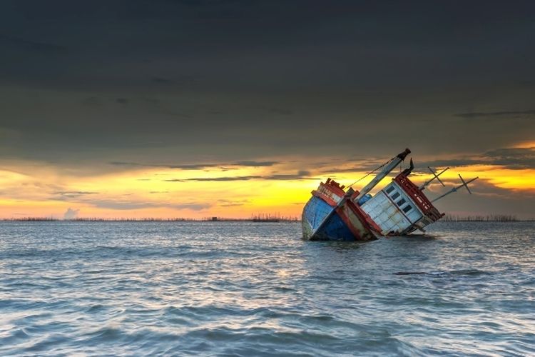 Diterjang Ombak Kapal Tunda Berbendera Malaysia Karam Di Perairan Bintan