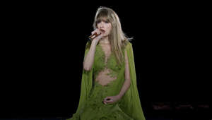 Taylor Swift accidentally swallows bug during Chicago concert