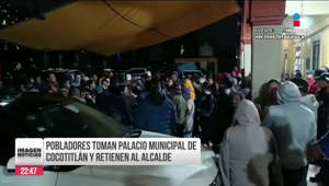 #CiroEnImagen Pobladores del municipio de Cocotitlán, en el #Edoméx, acusan de presunto fraude al alcalde Félix Guzmán y a tres regidores por más de 3 millones de pesos, por lo que mantienen un bloqueo a las afueras del ayuntamiento.