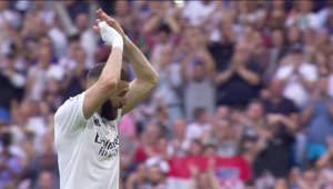 Buteur dimanche face à l'Athletic (1-1), Karim Benzema a marqué son dernier but avec le Real Madrid pour son dernier match. Le Français va en effet quitter la Casa Blanca pour relever un nouveau défi. Alors forcément ce week-end, le Bernabeu était plein pour l'ovationner.