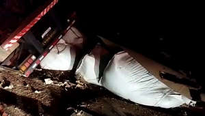 Carreta tomba na rodovia entre Umuarama e Xambrê; condutor sofreu ferimentos