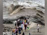 Des touristes surpris par les eaux déchaînées d'un fleuve en crue