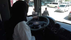 Yüksekova'nın ilk kadın otobüs şoförü direksiyona geçti