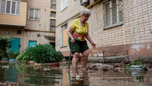 La destruction partielle du barrage de Kakhovka dans le sud de l’Ukraine, dont s’accusent mutuellement Moscou et Kiev, a entraîné l’inondation de nombreuses localités dont des milliers d’habitants sont évacués, suscitant un tollé international.