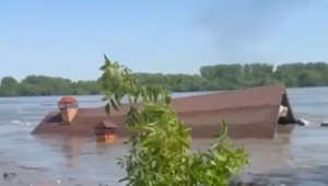 See house float down river after collapse of critical Ukrainian dam