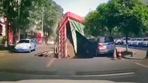 En Chine, un gouffre profond de 4 m engloutit un camion