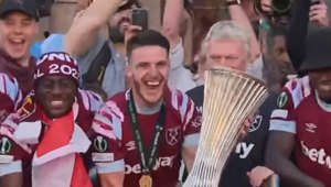 Declan Rice and David Moyes lift trophy at West Ham victory parade