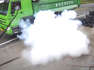 Trabajador evita por poco la explosión repentina de un neumático de camión