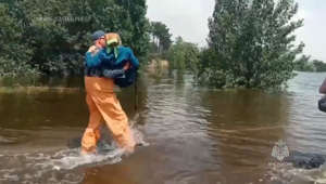 Ukraine dam flood rescue efforts by Russia