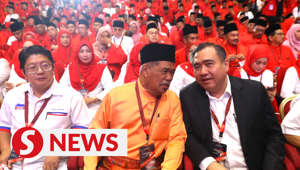 It is time for Umno and DAP leaders to move on from their past of being political adversaries, says Anthony Loke.The DAP secretary-general told reporters that when met before leaving the Umno general assembly on Friday (June 9), and said it was normal for political leaders to have different views but he agreed with Umno president Datuk Seri Dr Ahmad Zahid Hamidi that they should forget the past for the nation and move on.Read more at https://tinyurl.com/446yvruhWATCH MORE: https://thestartv.com/c/newsSUBSCRIBE: https://cutt.ly/TheStarLIKE: https://fb.com/TheStarOnline