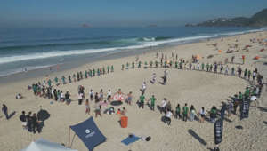 Welttag der Ozeane: Freiwillige sammeln Müll an Rios Traumstrand