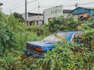 Un explorateur urbain découvre des véhicules abandonnés à Fukushima