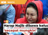 Rosmah Mansor berharap ikrar yang dibuat seluruh ahli Umno di Dewan Merdeka semalam supaya suaminya Najib Razak dibebaskan secepat mungkin tidak hanya berdegar-degar ketika Perhimpunan Agung Umno (PAU) sahaja.Laporan Lanjut: https://www.freemalaysiatoday.com/category/bahasa/tempatan/2023/06/10/harap-najib-dibawa-keluar-secepat-mungkin-kata-rosmah/Read More: https://www.freemalaysiatoday.com/category/nation/2023/06/10/rosmah-rallies-umno-to-get-najib-released-from-prison/Free Malaysia Today is an independent, bi-lingual news portal with a focus on Malaysian current affairs. Subscribe to our channel - http://bit.ly/2Qo08ry ------------------------------------------------------------------------------------------------------------------------------------------------------Check us out at https://www.freemalaysiatoday.comFollow FMT on Facebook: http://bit.ly/2Rn6xEVFollow FMT on Dailymotion: https://bit.ly/2WGITHMFollow FMT on Twitter: http://bit.ly/2OCwH8a Follow FMT on Instagram: https://bit.ly/2OKJbc6Follow FMT on TikTok : https://bit.ly/3cpbWKKFollow FMT Telegram - https://bit.ly/2VUfOrvFollow FMT LinkedIn - https://bit.ly/3B1e8lNFollow FMT Lifestyle on Instagram: https://bit.ly/39dBDbe------------------------------------------------------------------------------------------------------------------------------------------------------Download FMT News App:Google Play – http://bit.ly/2YSuV46App Store – https://apple.co/2HNH7gZHuawei AppGallery - https://bit.ly/2D2OpNP#FMTNews #NajibRazak #RosmahMansor #BebasNajib #PAU2023 #Umno