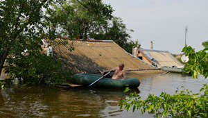 Aid arrives to flooded Kherson city