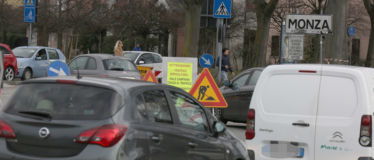 Monza Fuga Da Viale Campania Dal Crollo Della Fognatura Code Smog E