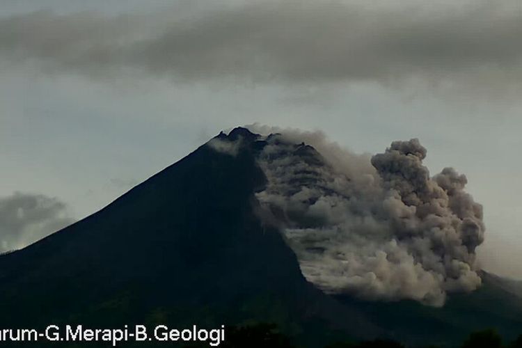 Gunung Merapi Erupsi Tiga Kali Luncurkan Awan Panas Hingga