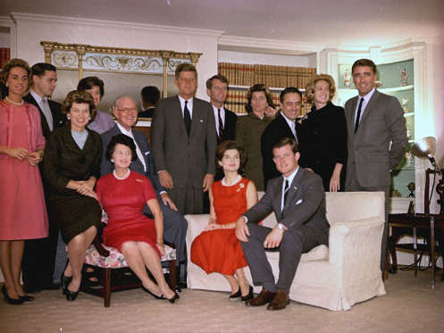 Diapositiva 4 de 12: Like a political Osmonds, the toothy and multitudinous Kennedy clan are about the closest the US have got to a royal family. And yet for all their wealth, glamour and all-American good looks, the family have been plagued with tragedy. John F Kennedy (centre) and his brother Bobby (to the right of John) were both assassinated, Rosemary Kennedy suffered a failed lobotomy, Ted Kennedy (seated right) was responsible for an accident that killed his female passenger, and four family members were in plane crashes. Luckily, things have gone a little more smoothly for the family in recent years.