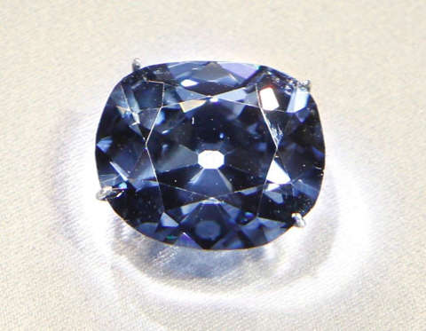 Diapositiva 10 de 12: Don't know about you, but we'd be pretty happy with owning a whopping 45.52-caratdiamond worth $250 million USD - even if it carries a curse that has plagued such illustrious owners as King Louis XVI and Marie Antoinette. You have to take the rough with the smooth, right? And just steer clear of guillotines.The Hope Diamond is a billion-year-old deep blue walnut-sized beauty which is believed to have been discovered in India in the 17th century and, according to very specious legend, was stolen from the eye of a sculpture of the goddess Sita, the wife of Rama, the seventh Avatar of Vishnu. There are numerous unconfirmed tales of terrible misfortune that have befallen previous owners and wearers of the diamond, including its first owner being torn to pieces by wild dogs in Constantinople and a French actress murdered by her sweetheart. But, as the saying goes, any publicity is good publicity and it is likely that these stories werefabricated to enhance the stone's mystery and appeal.