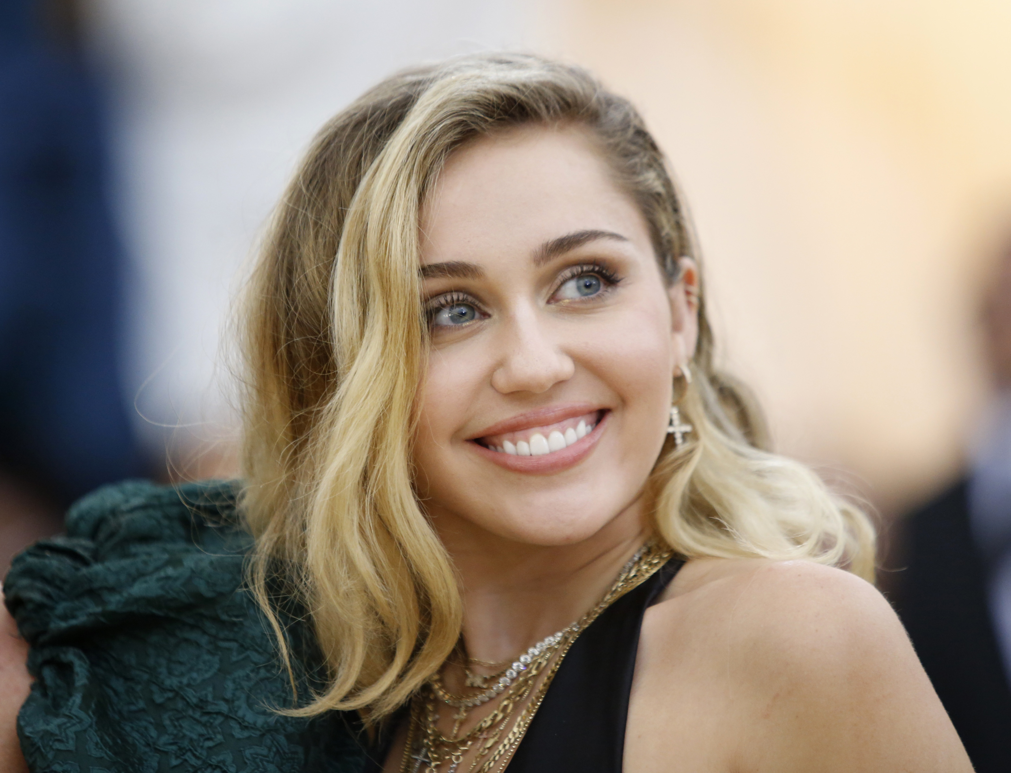 Miley Cyrus deletes Instagram photos