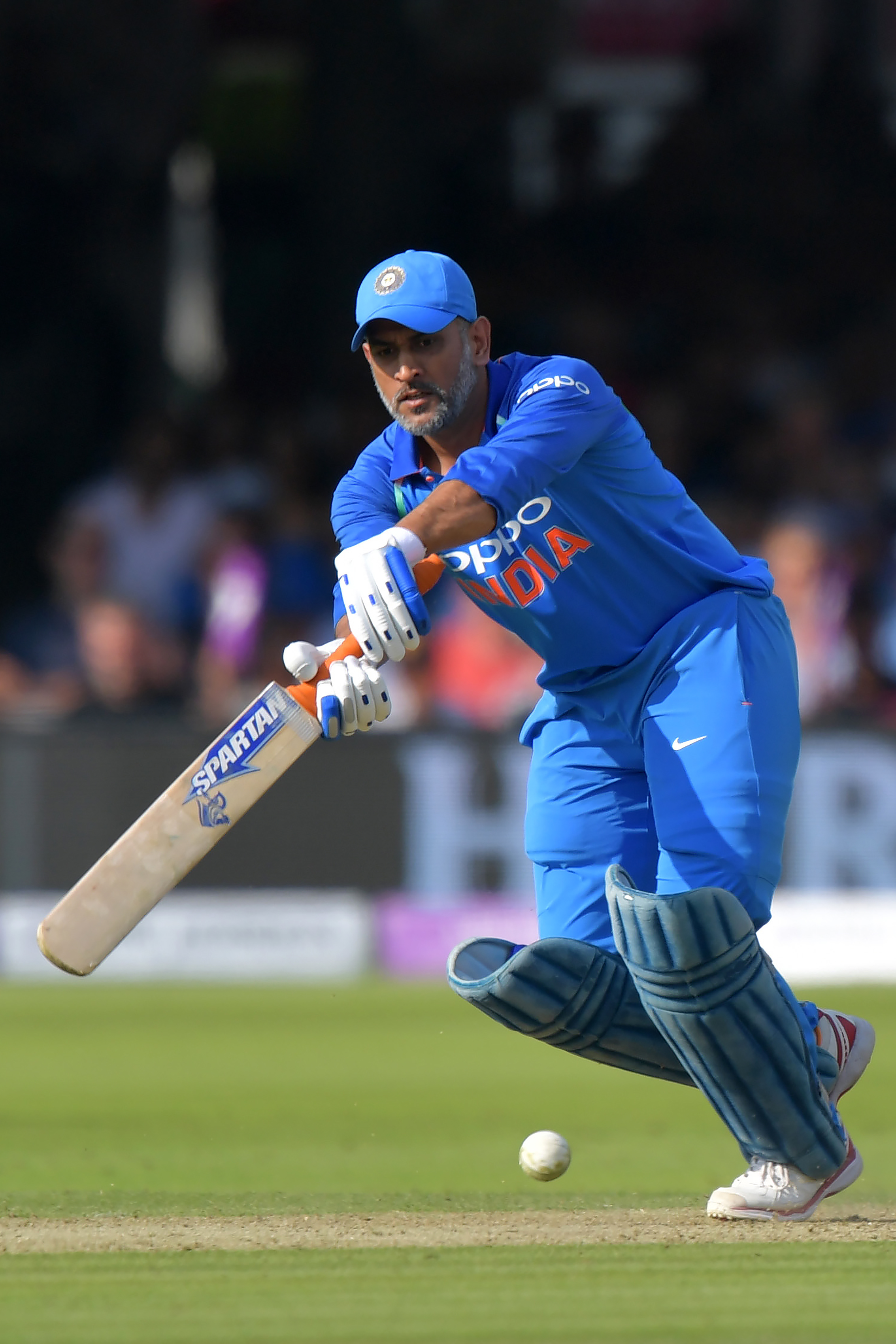 Ex-England skipper slams Dhoni