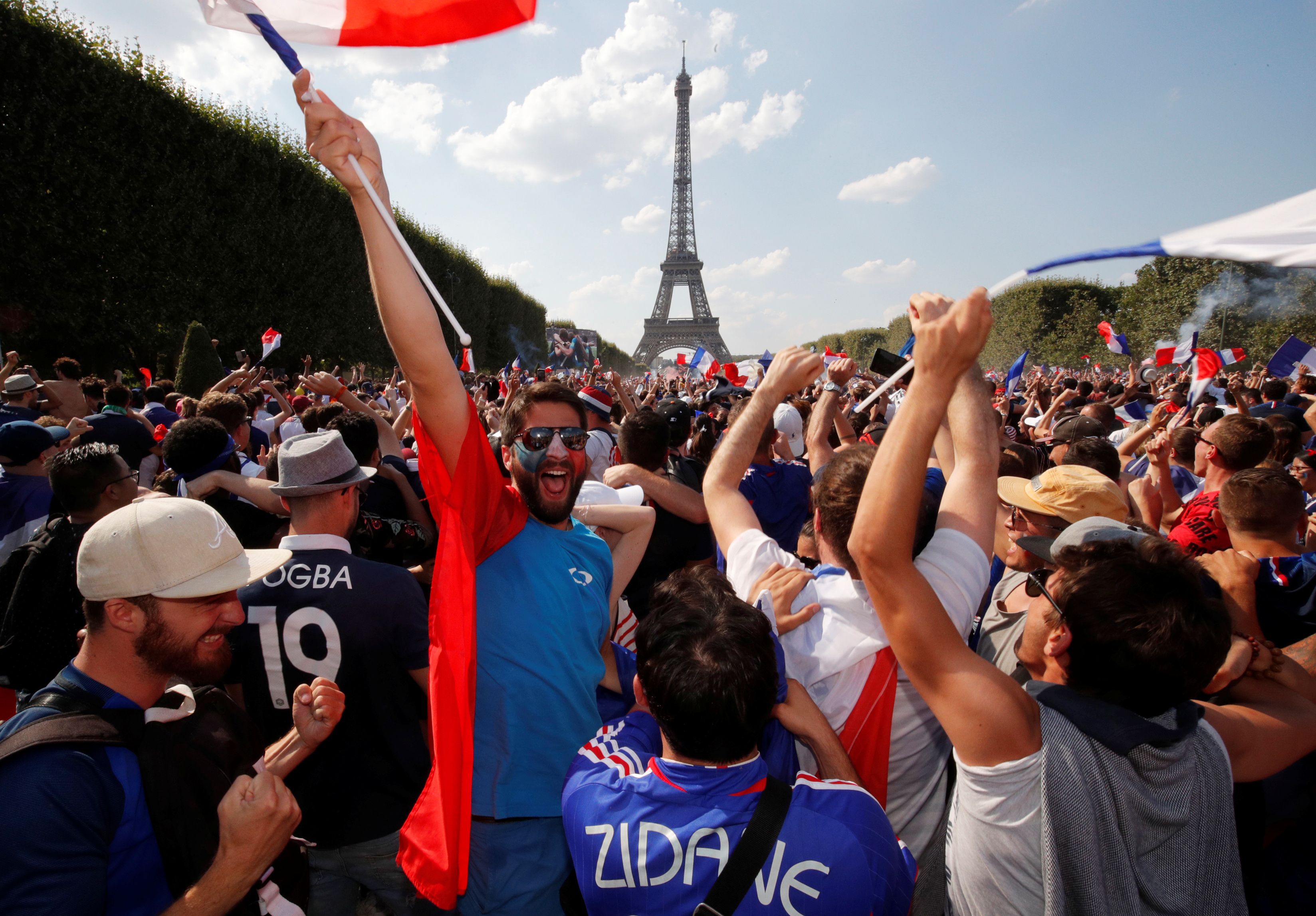 Slow-mo footage captures France fans