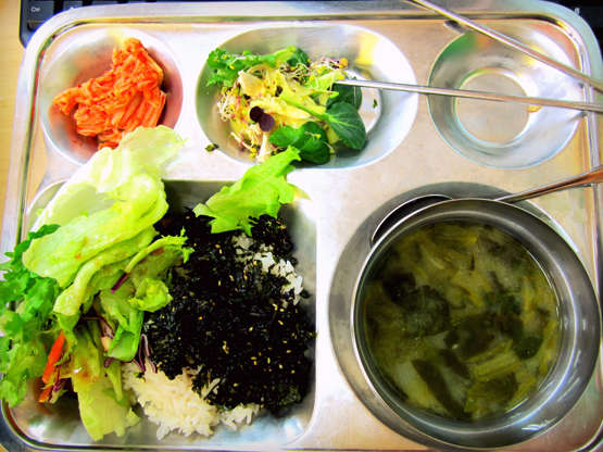 Folie 6 von 20: Kimchi, spinach soup, rice, seaweed, sprouts and 2 different types of salad.