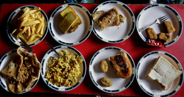 Folie 13 von 20: Assorted lunch plates are arranged at a table for students at the Bahria Foundation school in Rawalpindi, Pakistan, Tuesday, May 6, 2014. Most of the kids seen there have home cooked food for lunch. Principal Syeda Arifa Mohsin says the school tries to dissuade parents from fixing junk food for their children. “If we discover that a child has junk food, we ask his or her parents to please make a little effort for their child’s health,” Mohsin says. (AP Photo/Anjum Naveed)